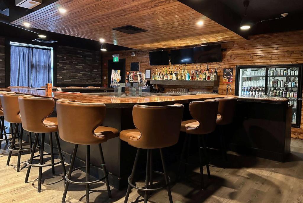 El lounge o bar de Ramada by Wyndham Estevan
