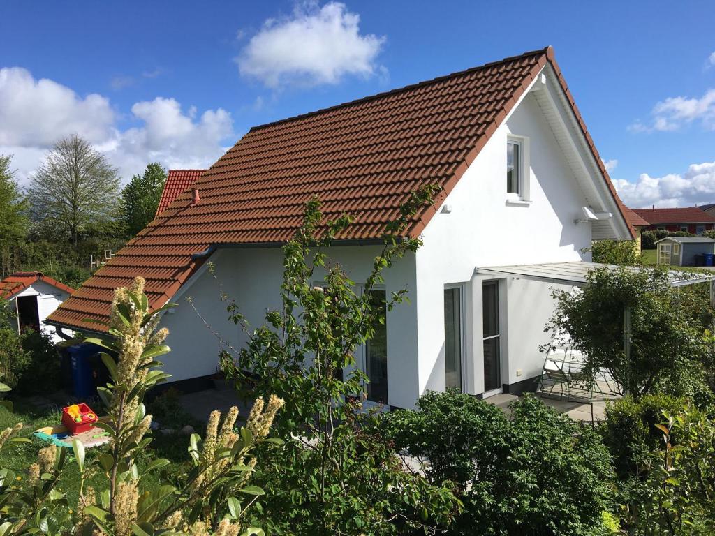 a white house with a red roof at Ferienhaus am Salzhaff in Boiensdorf