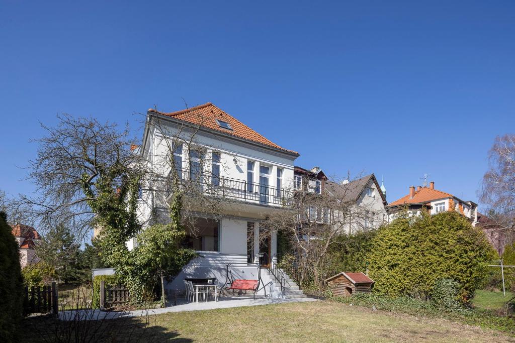 Cette ancienne maison blanche dispose d'une terrasse couverte et d'une cour. dans l'établissement Pytloun Villa Liberec, à Liberec