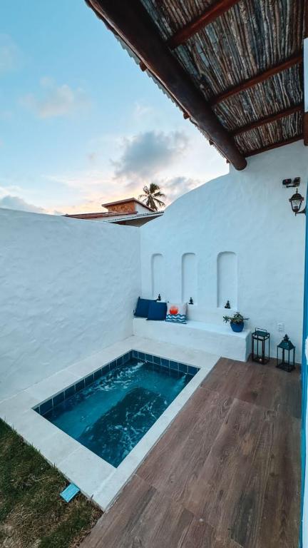 eine Villa mit Swimmingpool im Meer in der Unterkunft Sollaris in Amontada