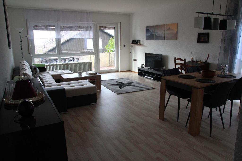 ein Wohnzimmer mit einem Sofa und einem Tisch in der Unterkunft Wohnung in Lützelsachsen in Weinheim