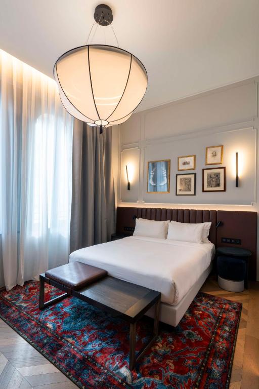 Postel nebo postele na pokoji v ubytování Radisson Collection Hotel, Palazzo Touring Club Milan