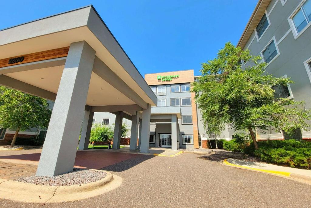 un edificio di fronte a un ospedale di Wyndham Garden Otsego-Minneapolis a Otsego
