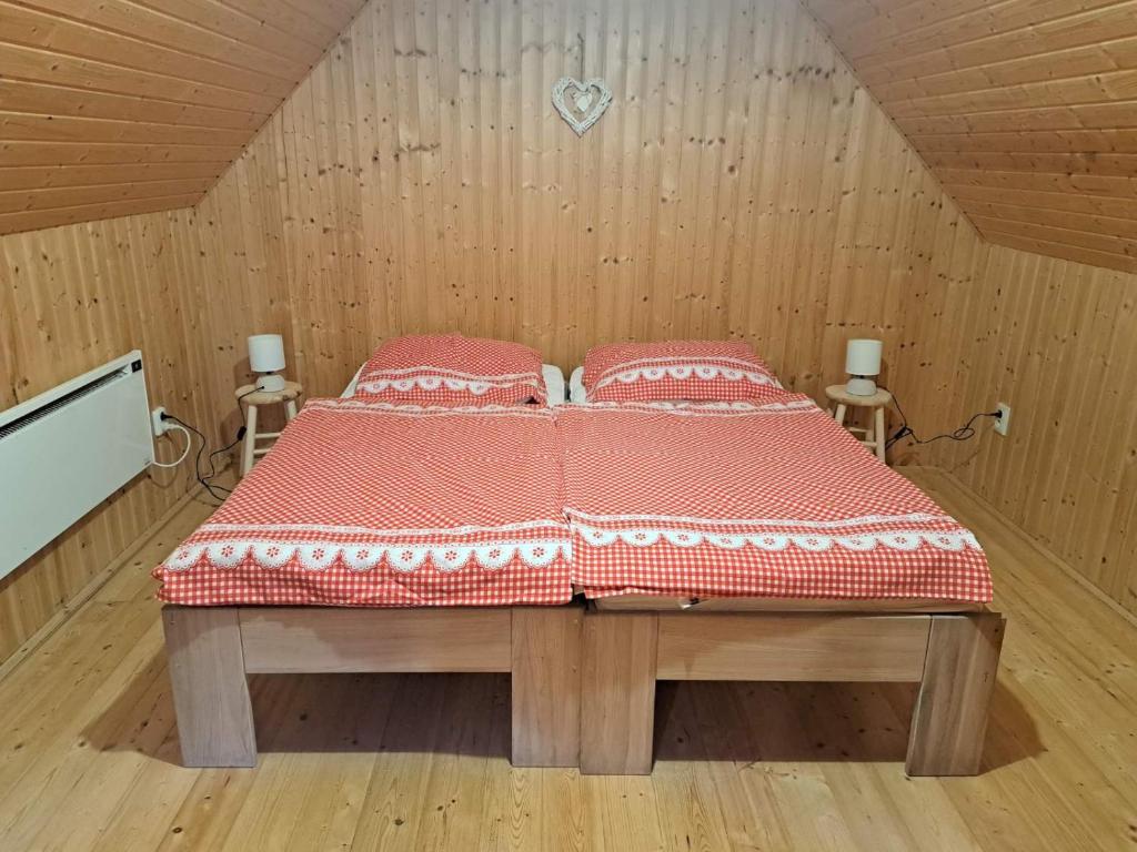 Postel nebo postele na pokoji v ubytování Chalupa pod Kralickým Sněžníkem