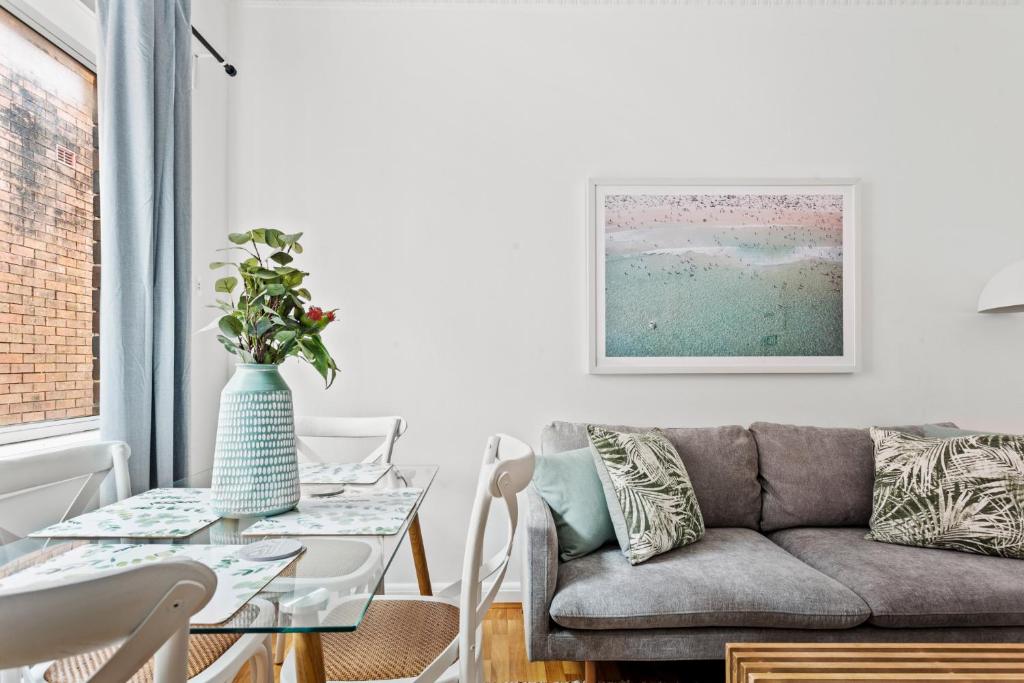 - un salon avec un canapé et une table dans l'établissement Bondi 2-Bed Apartment with Awesome Sunrise Views, à Sydney