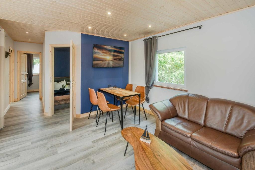 uma sala de estar com um sofá e uma mesa em Kormoran - a59405 em Ückeritz