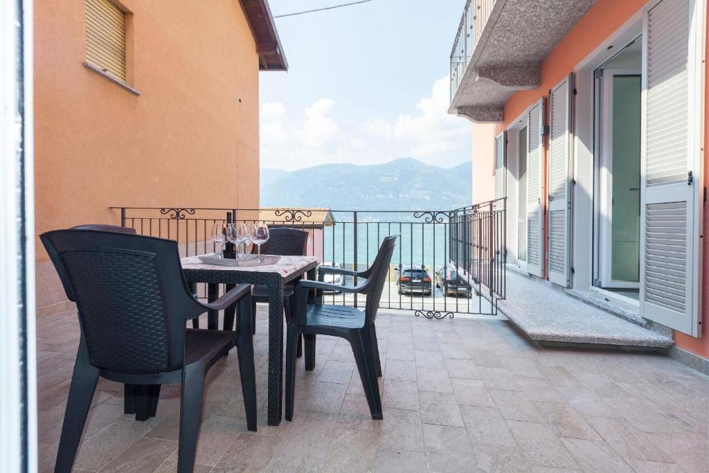 einen Tisch und Stühle auf einem Balkon mit Aussicht in der Unterkunft Ferienwohnung für 4 Personen ca 80 m in Lezzeno, Comer See Südufer Comer See in Lezzeno