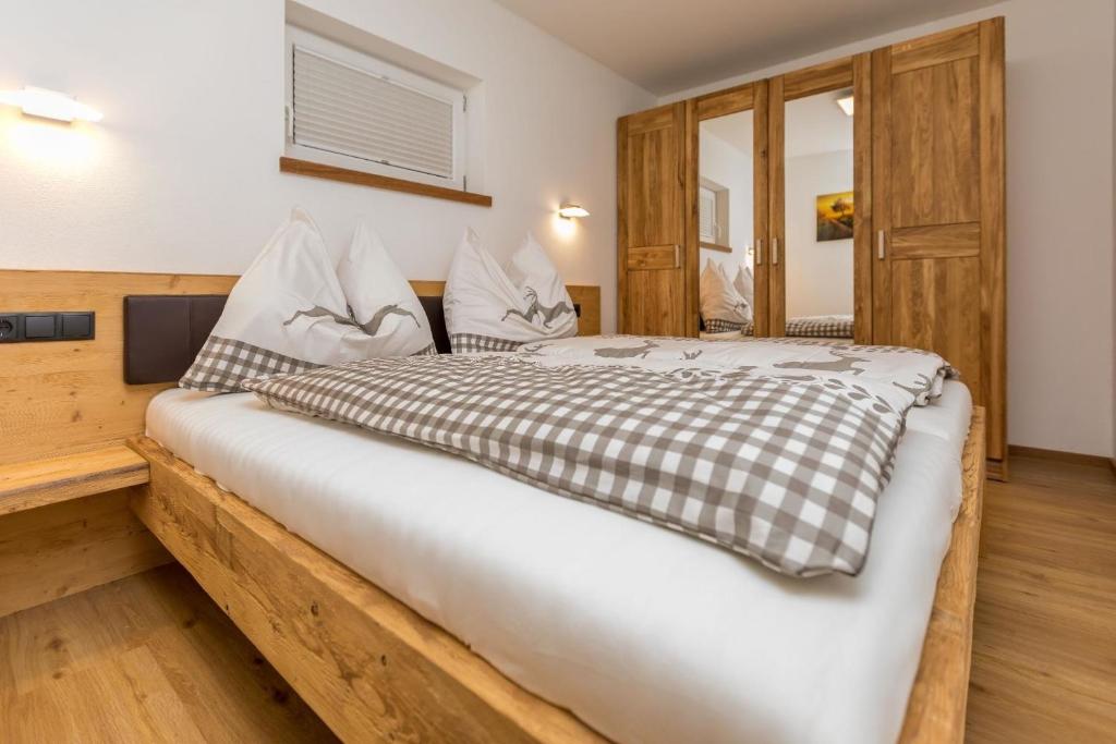 a bedroom with a large white bed in a room at Neue Ferienwohnung in Mittersill mit Grill, Garten und Terrasse in Mittersill
