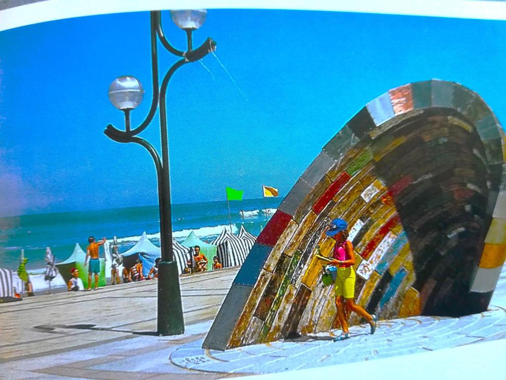 obraz mężczyzny spacerującego po plaży w obiekcie alaia apartamento w mieście Zarautz