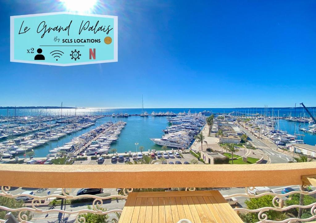 une vue d'une marina avec des bateaux dans l'eau dans l'établissement Le Grand Palais By SCLS Locations, à Vallauris