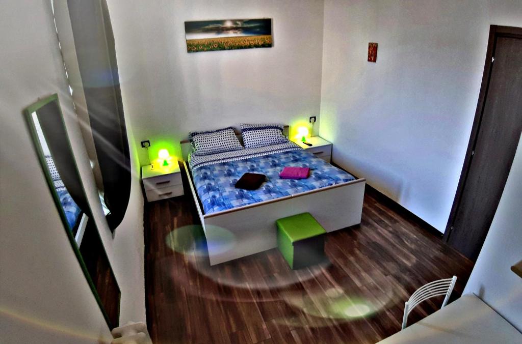 ヴェナリア・レアーレにあるIl Ghirovagoの小さなベッドルーム(ベッド1台付)