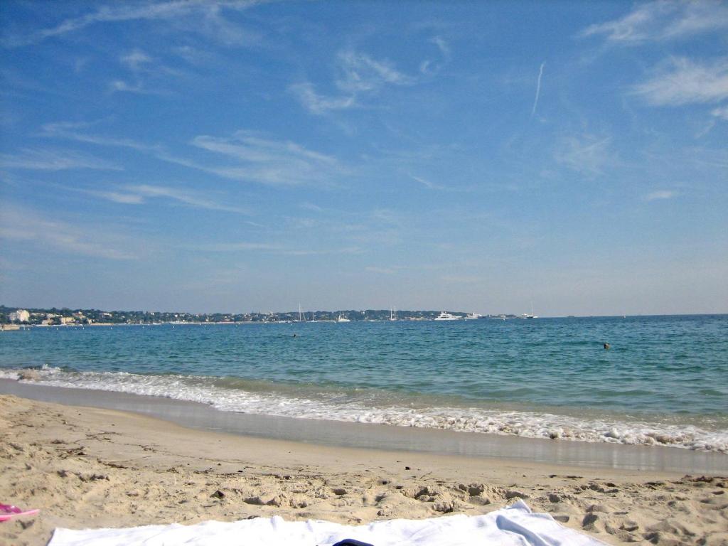 une plage avec l'océan par beau temps dans l'établissement Golfe-Juan port, à Vallauris