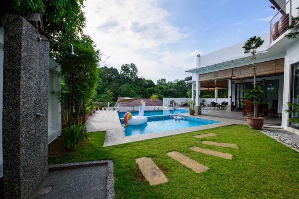 un cortile con piscina e una casa di KLCC Luxury Private Pool Villa ad Ampang