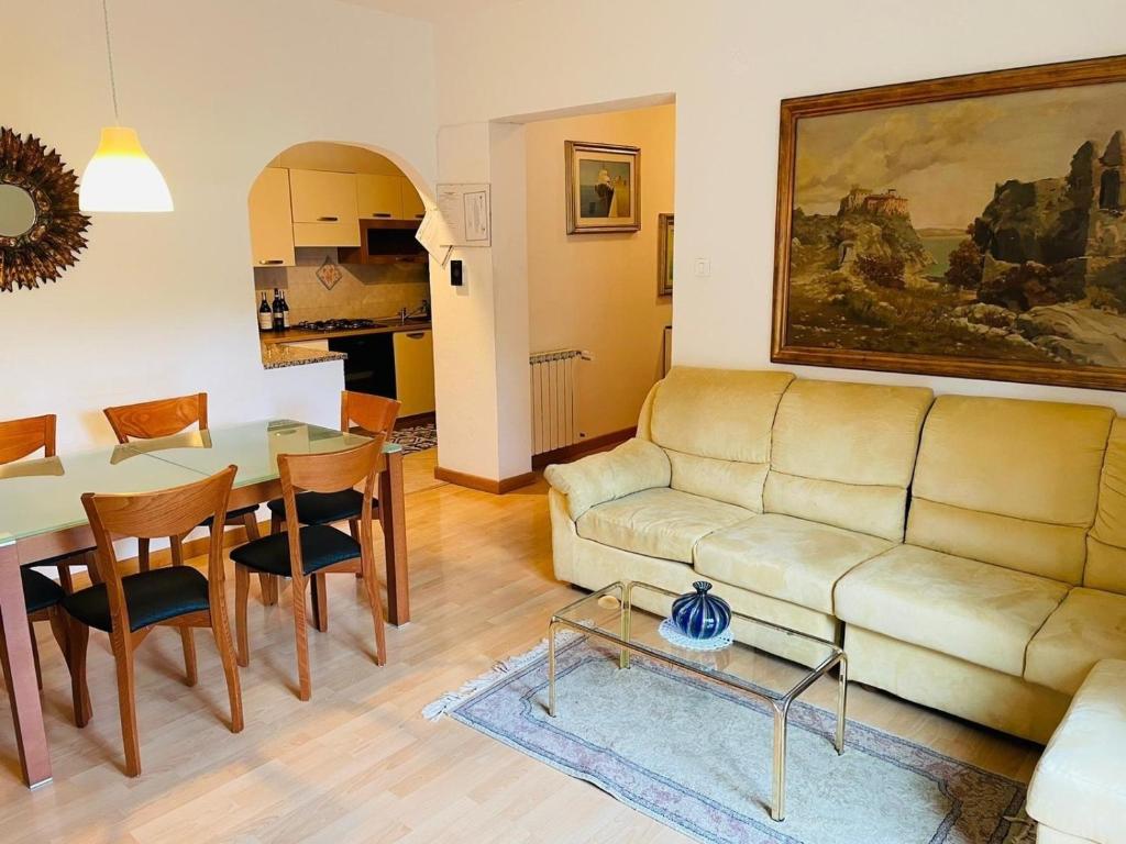 salon z kanapą i stołem w obiekcie Ferienwohnung für 4 Personen ca 90 qm in Duino-Aurisina, Adriaküste Italien Küste von Friaul-Julisch Venetien w mieście Duino