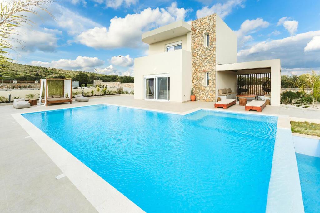 Bazén v ubytování Aiolia Villa nebo v jeho okolí