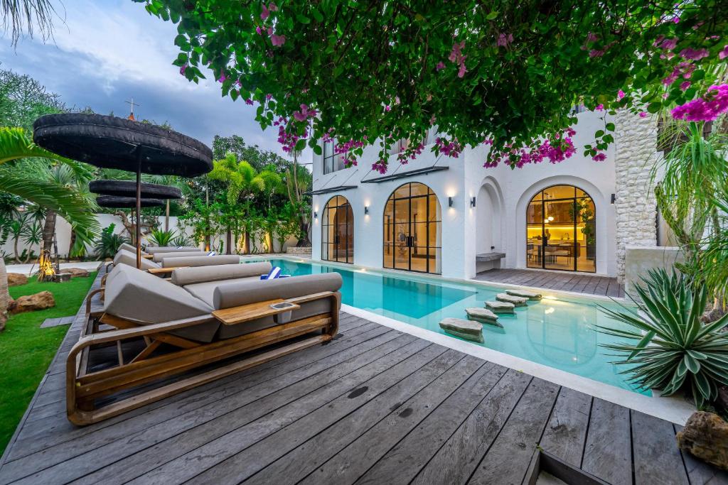 una casa con piscina e terrazza in legno di House of Petra a Jimbaran