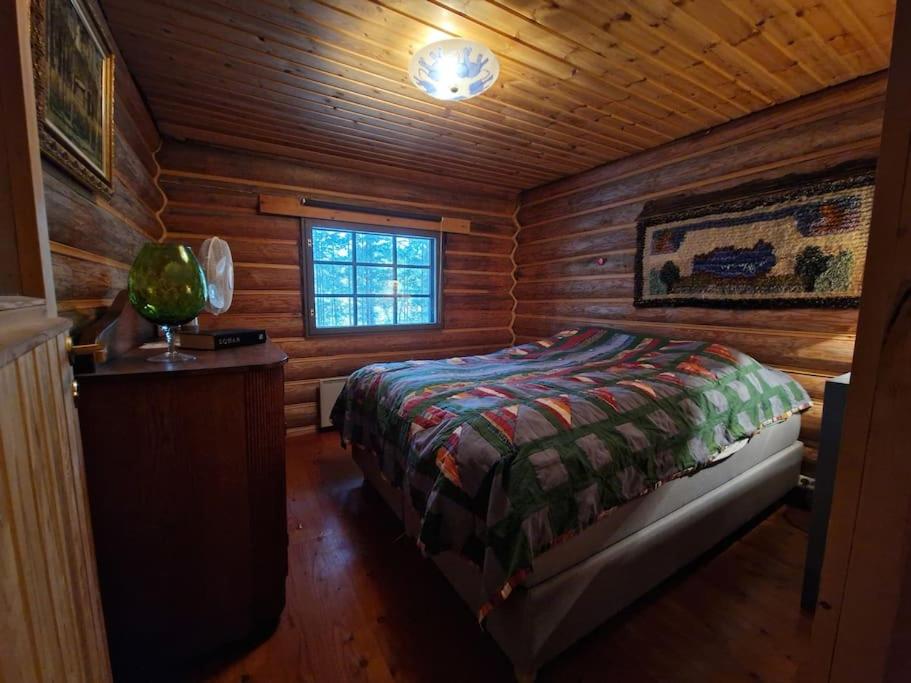 מיטה או מיטות בחדר ב-Kuikkoniemi- A Lake view cabin with hot tub n more