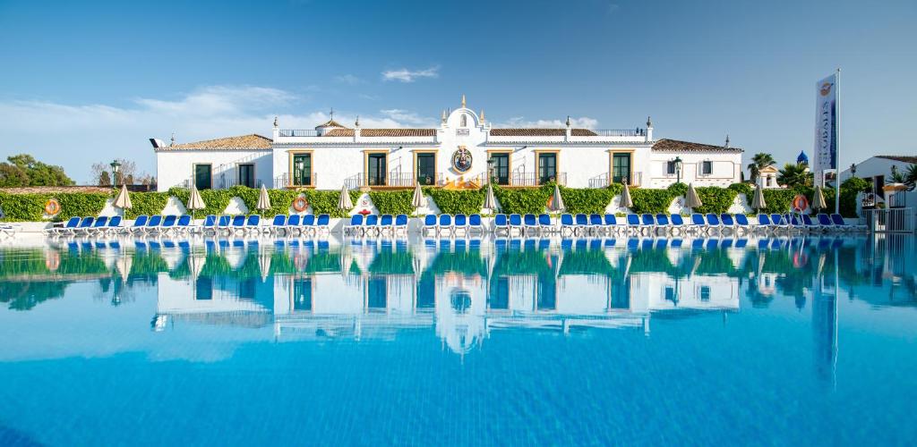 Bazén v ubytování Globales Pueblo Andaluz nebo v jeho okolí