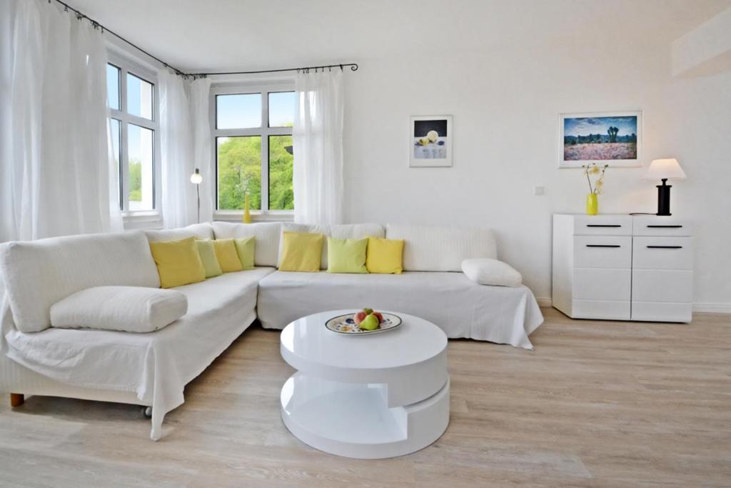 uma sala de estar branca com um sofá branco e uma mesa em Apartment Martha 1 em Heringsdorf