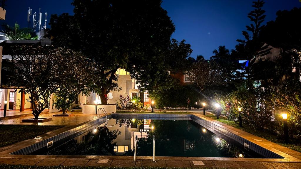 Бассейн в VILLA M - SOLITUDE 1 CANDOLIM GOA 3BHK, Pool Facing, Near Beach, Free Breakfast, Free WIFI and Prime Location или поблизости