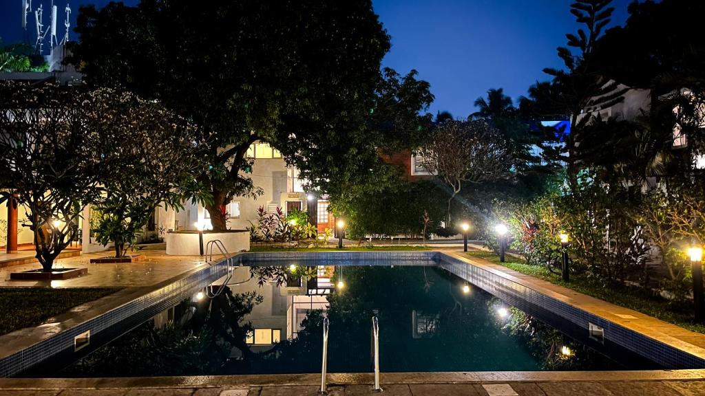 Бассейн в VILLA M - SOLITUDE 1 CANDOLIM GOA 3BHK, Pool Facing, Near Beach, Free Breakfast, Free WIFI and Prime Location или поблизости