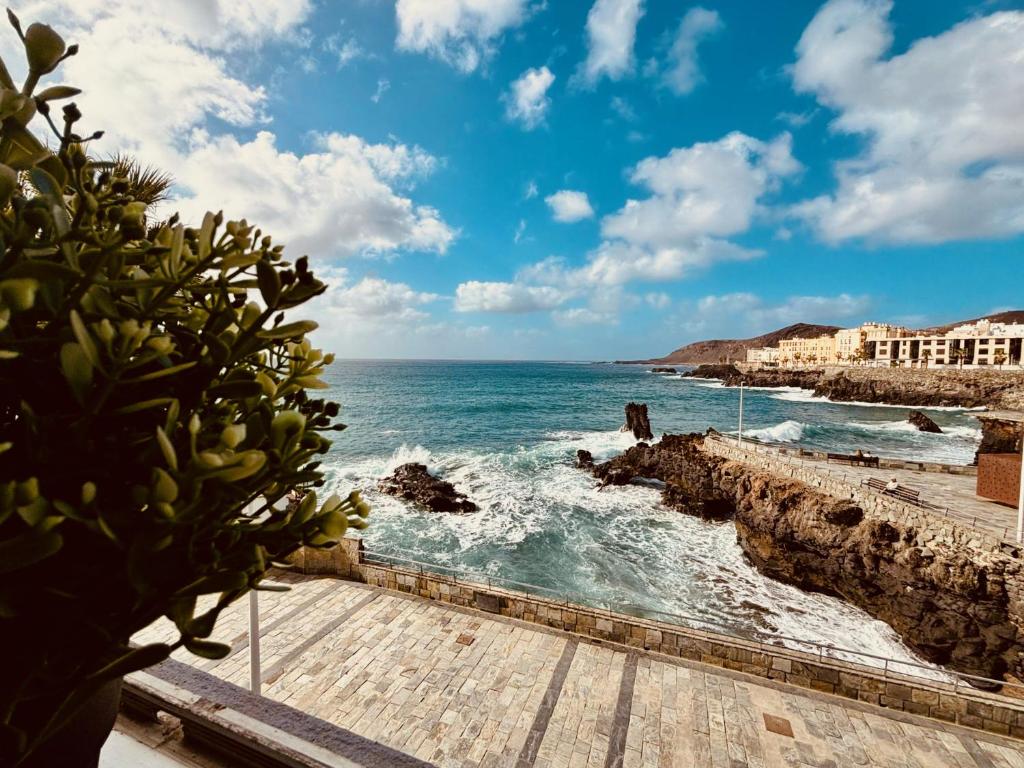 uma vista para o oceano a partir de um cais em Click&Guest - El Mirador de la Puntilla em Las Palmas de Gran Canaria