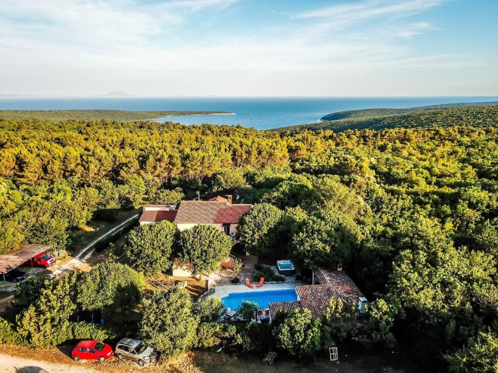 - une vue aérienne sur une maison avec une piscine et l'océan dans l'établissement Ferienwohnung für 3 Personen ca 27 qm in Rakalj, Istrien Bucht von Raša, à Rakalj