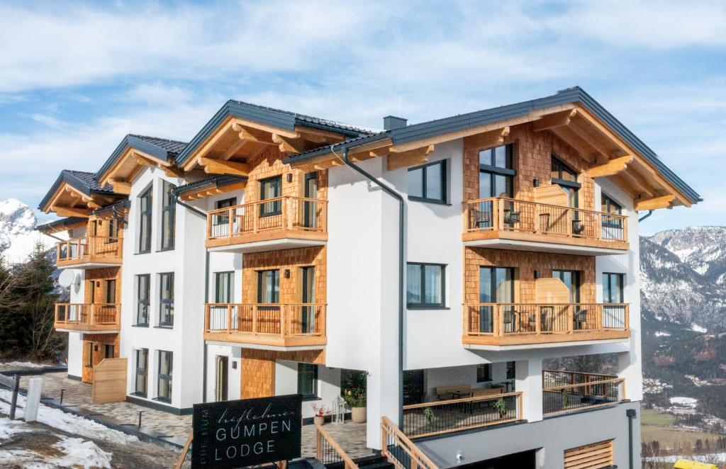 ein Gebäude mit einem Schild davor in der Unterkunft Höflehner Premium Gumpen Lodge in Haus im Ennstal