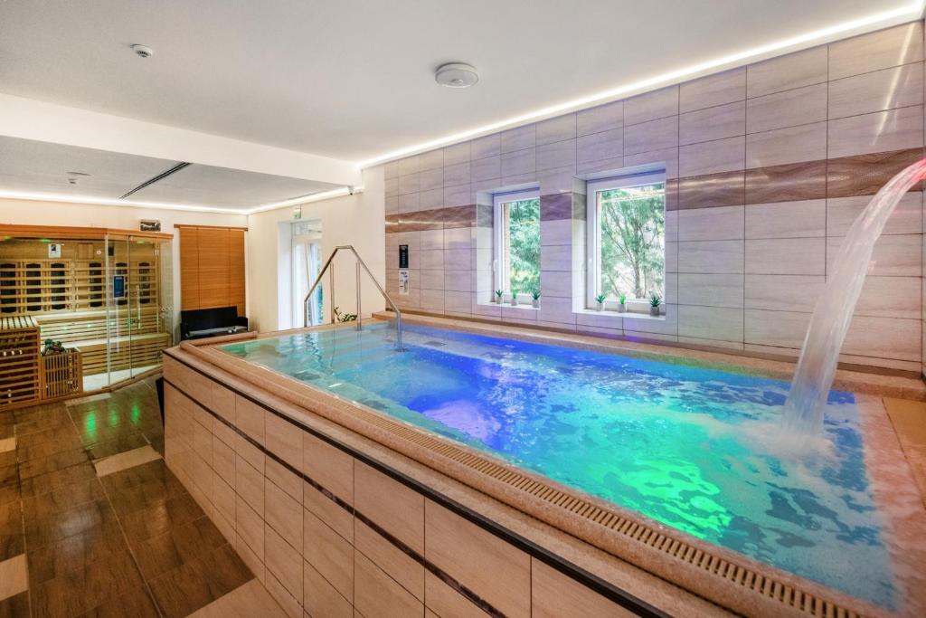 Bazén v ubytování Royal Club Hotel nebo v jeho okolí
