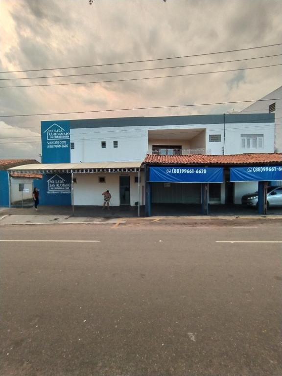 a building on the side of a street at Pousada Santo Amaro in Juazeiro do Norte