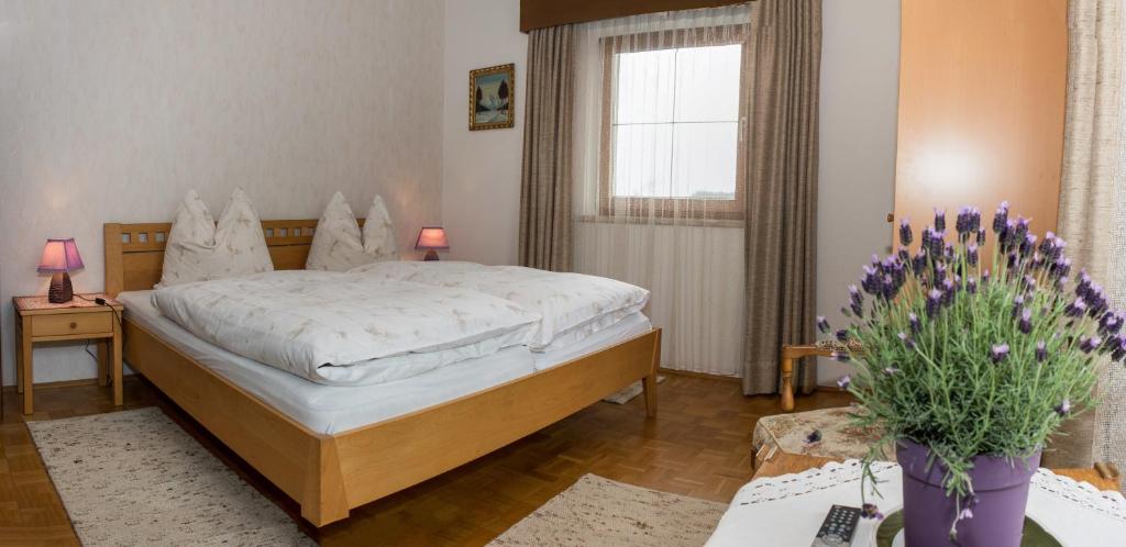 Letto o letti in una camera di KREUZHOF Seefeld