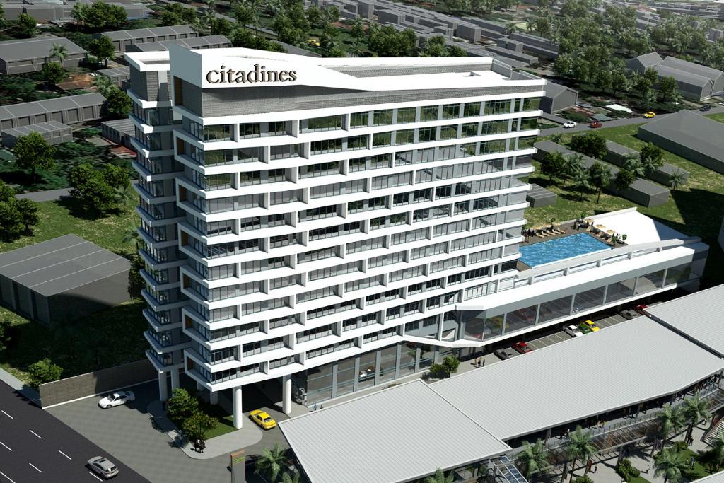 una vista aérea de un edificio con piscina en Citadines Bacolod City, en Bacolod