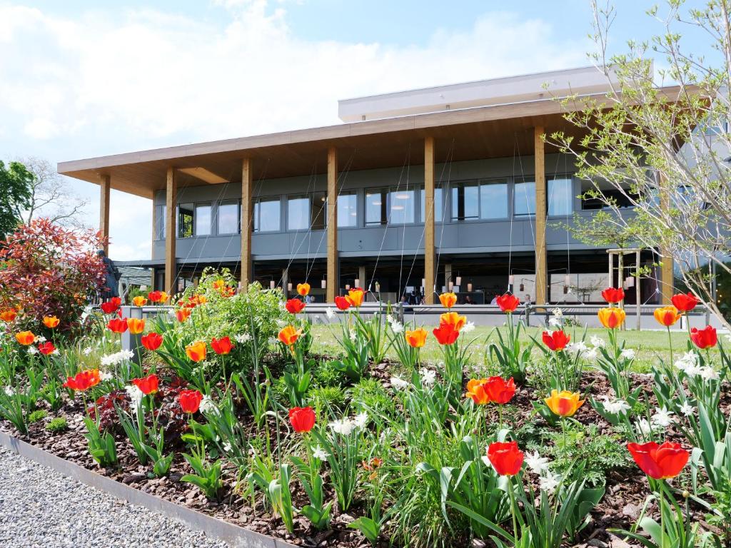 un edificio con flores delante en Hotel Restaurant Eichberg, en Seengen