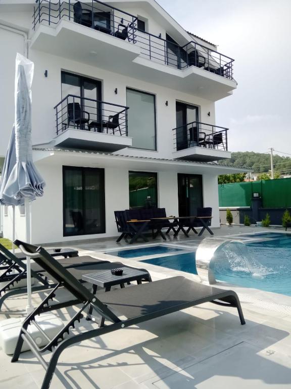 Bazén v ubytování Paddys Villa nebo v jeho okolí