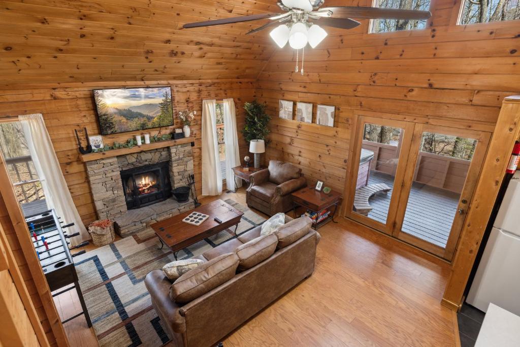 a living room with a couch and a fireplace at Updated family friendly Cabin, hot tub, near Gatlinburg, Pigeon Forge, Dollywood in Sevierville