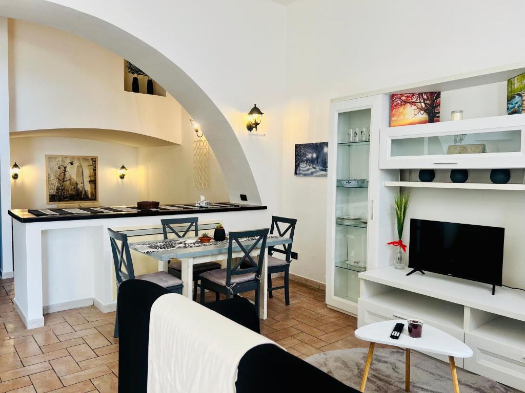 sala de estar con mesa y TV en Casa dell Artista Tameró HolyDay Apartments en Montopoli in Sabina