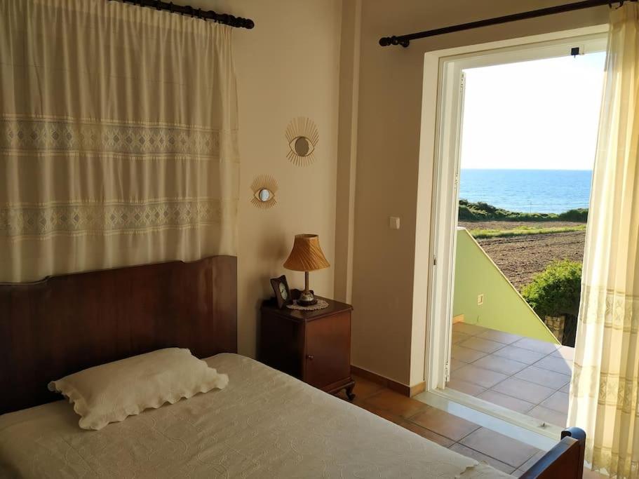 Postel nebo postele na pokoji v ubytování Villa in Skafidia overlooking the Ionian Sea