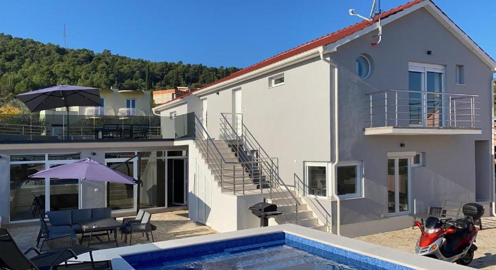 une villa avec une piscine et une maison dans l'établissement wundeschönes Ferienhaus mit eigenem Pool und Meerblick, à Bilice