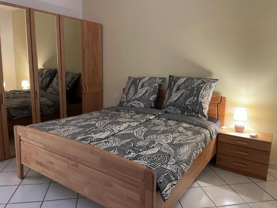- une chambre avec un grand lit et un miroir dans l'établissement Guest House Ida, à Cetara