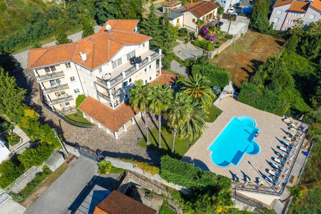 Una vista aérea de una casa grande con un elefante azul. en Villa Perla Apartments with balcony en Ičići