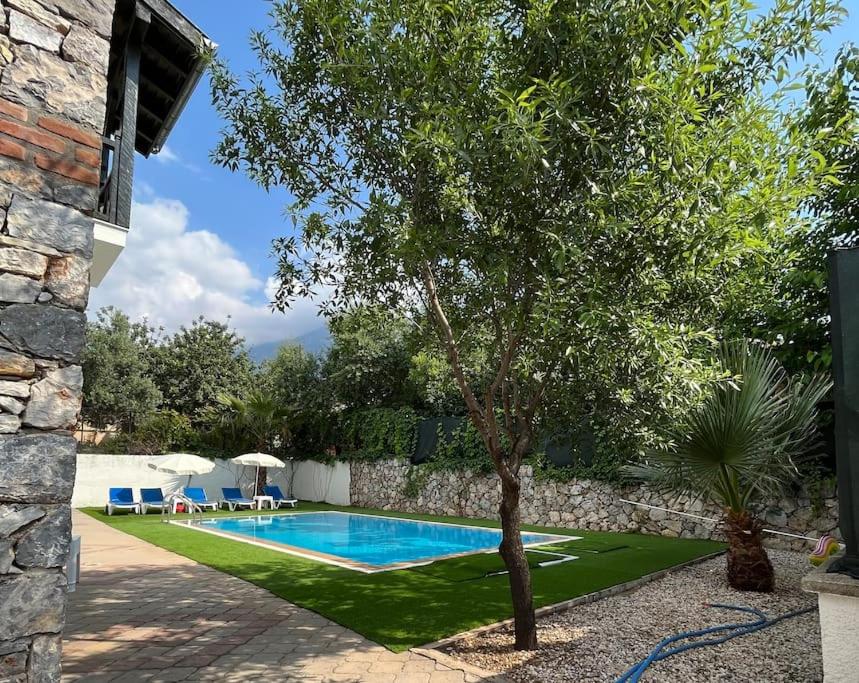 Bazén v ubytování Villa Deniz nebo v jeho okolí