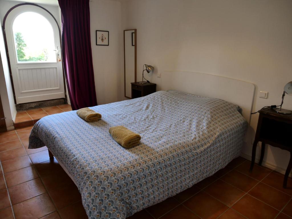 a bedroom with a bed with two towels on it at Gîte de l&#39;Hirondelle bleue in Brech