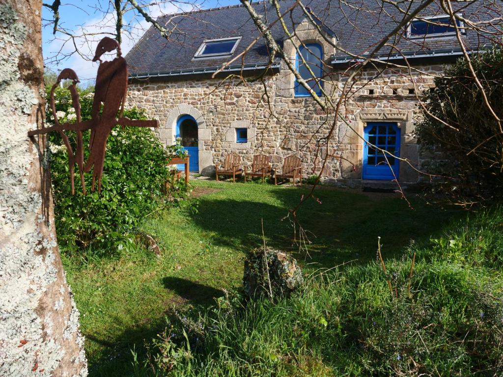 una casa de piedra con un pájaro en una valla en Gîte de l'Hirondelle bleue, en Brech