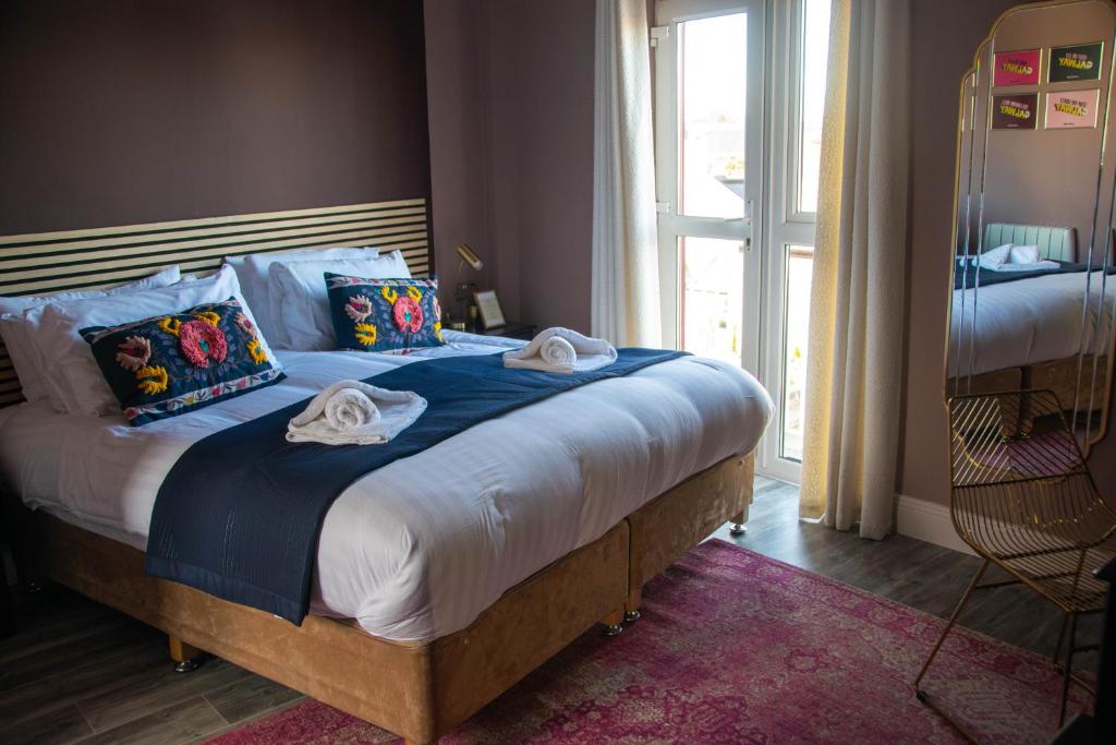 Postel nebo postele na pokoji v ubytování The Galway Rooms