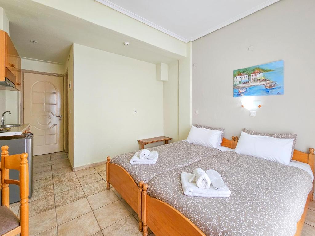 Postel nebo postele na pokoji v ubytování Lucia Hotel Paralia