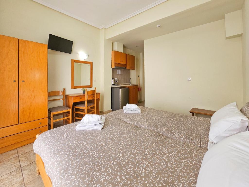 Postel nebo postele na pokoji v ubytování Lucia Hotel Paralia