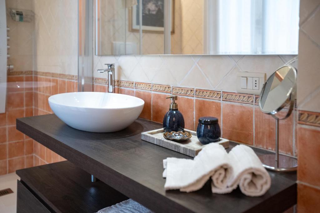 uma casa de banho com um lavatório branco num balcão em Studio Apartment with Terrace - Parking em Florença