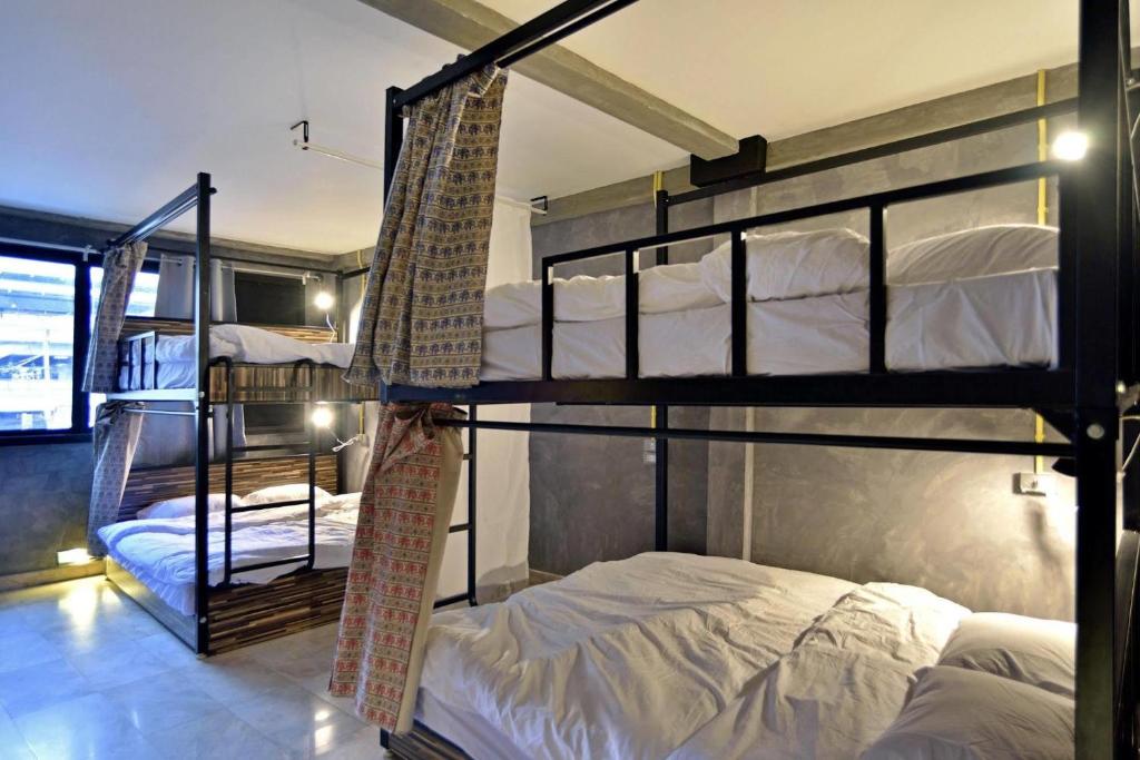 Dviaukštė lova arba lovos apgyvendinimo įstaigoje Brio Cafe and Hostel