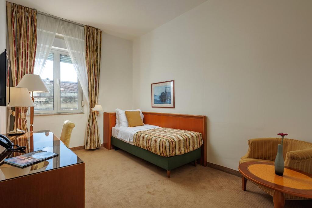 Postel nebo postele na pokoji v ubytování Grand Hotel Bonavia