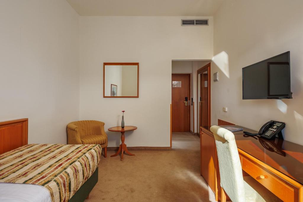 TV a/nebo společenská místnost v ubytování Grand Hotel Bonavia